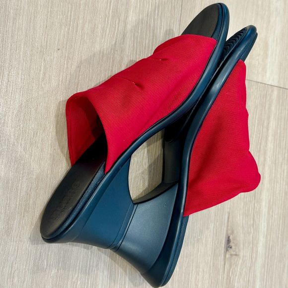 Munro 'Traci' Mule Sandals in Red Fabric - Women's size 7 - Picture 3 of 8